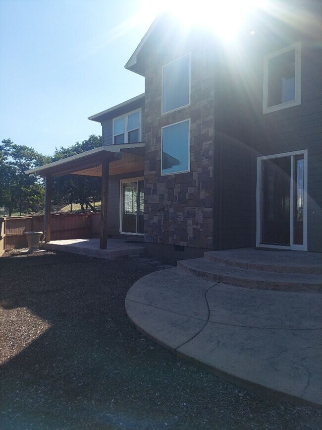 Building Photo - Hard to find GORGEOUS 5 bedroom, 2.5 bath ...