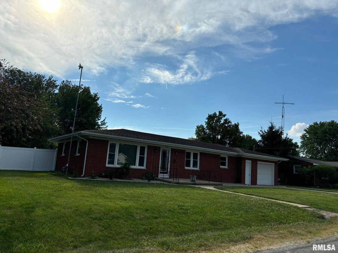 Primary Photo - 1105 5th St