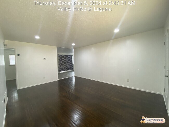 Foto del edificio - Single Story Home with Real Hardwood Floors