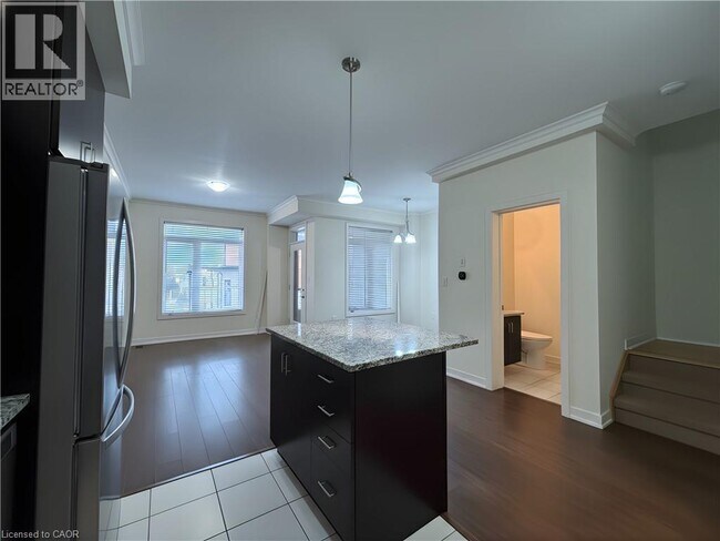 Photo du bâtiment - 590 N Service Rd