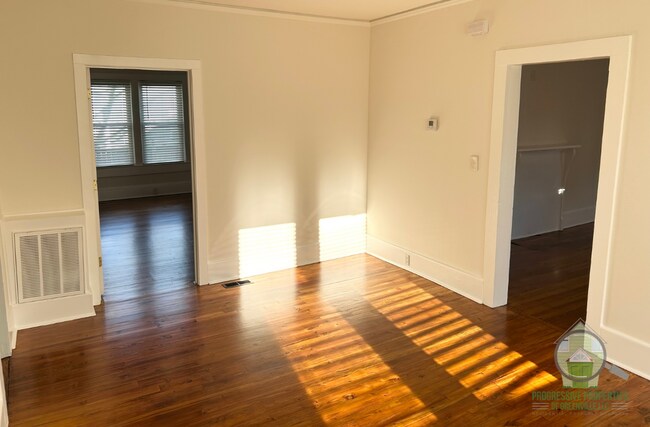 Building Photo - 25 W Main St