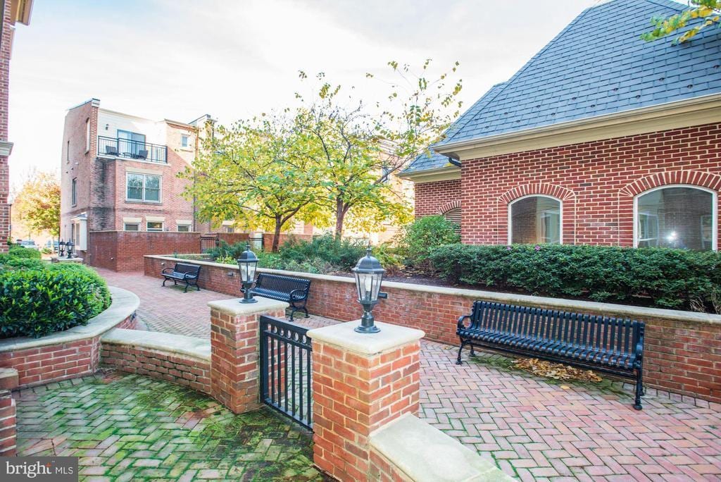 Primary Photo - 320 S West St