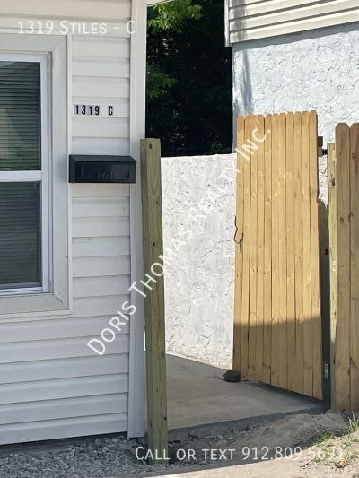 Building Photo - 1319 Stiles Ave