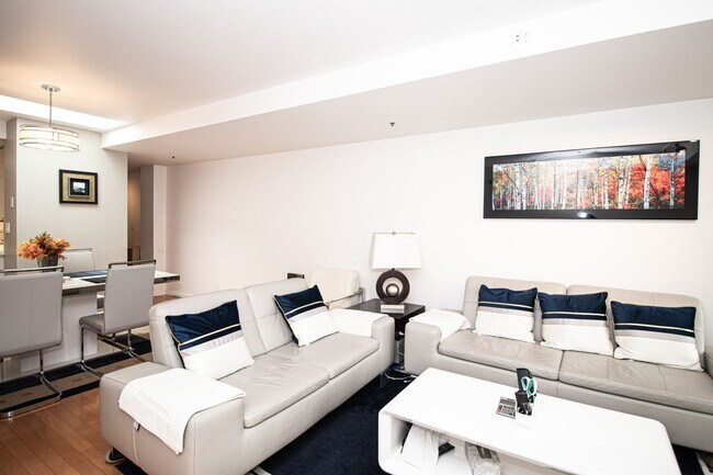 Foto del edificio - Fully Furnished 2-Bedrooms + Office, 2-Bath Townhome in Opera Plaza | AMSI | Alexandr Metlinski