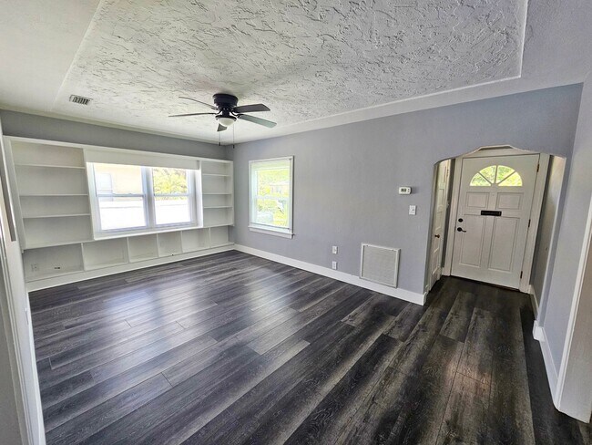 Building Photo - St. Petersburg Pool Home - 3 Bedroom 2 Bath