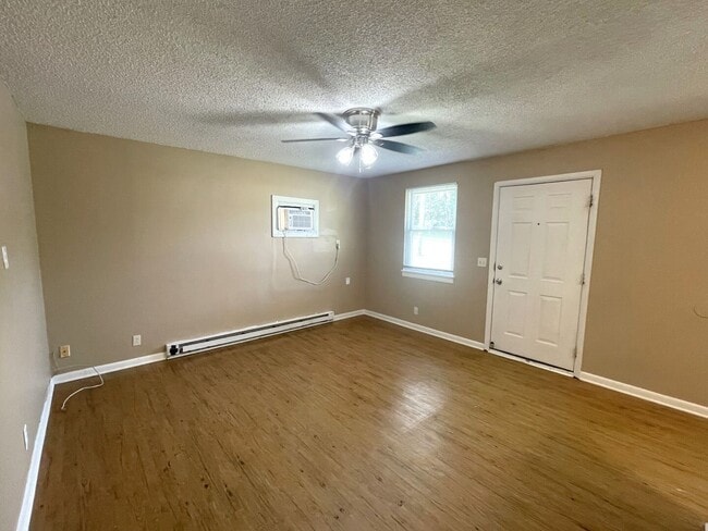 Building Photo - Great 2 Bed 1 Bath in Madison!