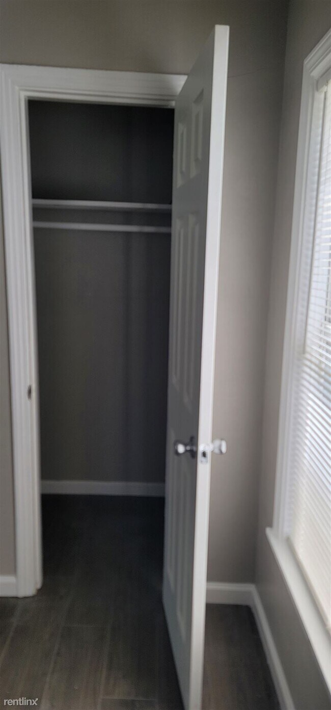 Foto del edificio - 1 br, 1 bath Duplex - 923 Stetson Avenue