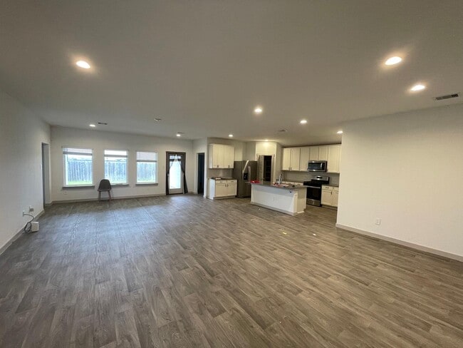 Building Photo - 7015 Sunbreeze Ln