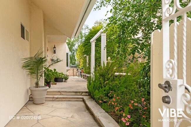Building Photo - Gorgeous GUARD GATED Westlake Island 3+3 h...