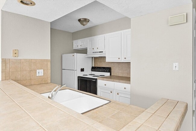 Building Photo - 12500 Melville Dr