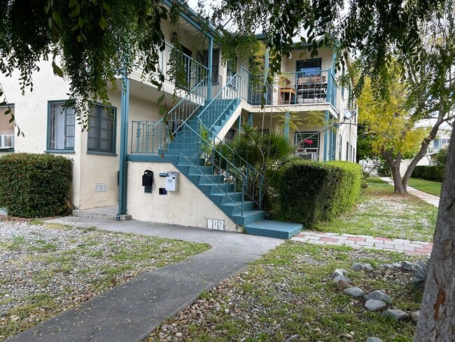 Foto del edificio - 1033 E Glenoaks Blvd