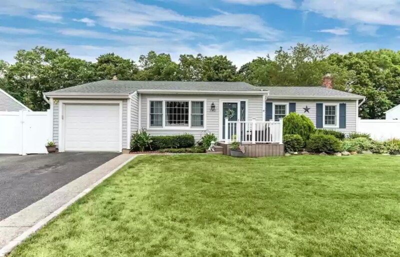 142 Gainsborough Rd, Holbrook, NY 11741 House Rental in Holbrook, NY