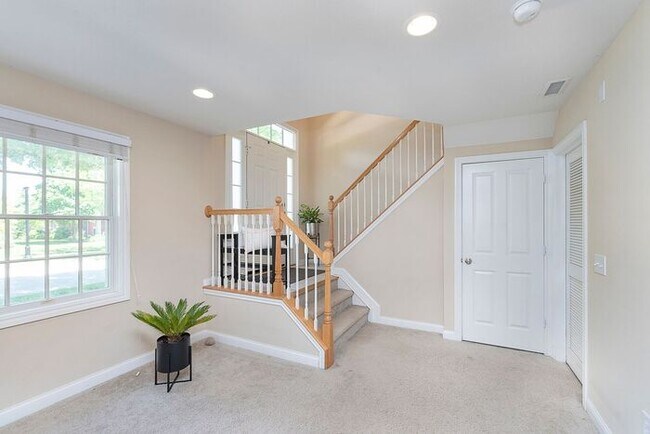 Foto del edificio - Beautiful 3 Bed Townhome In the Heart Of V...