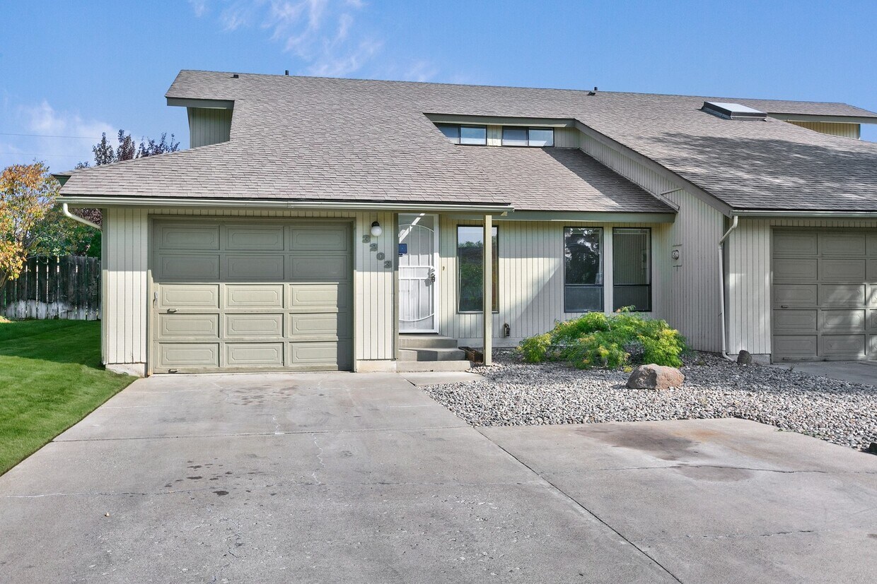 Primary Photo - 3201 / 3203 Vincenta Drive