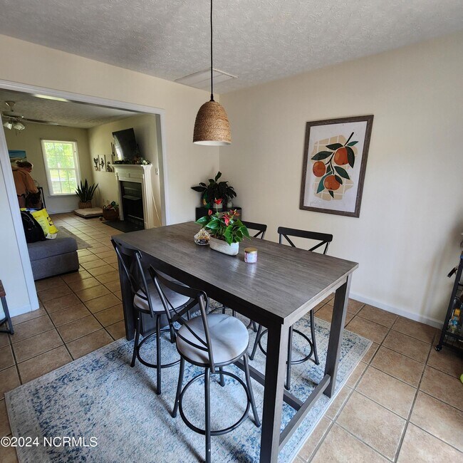 Building Photo - 401 Star Hill Dr