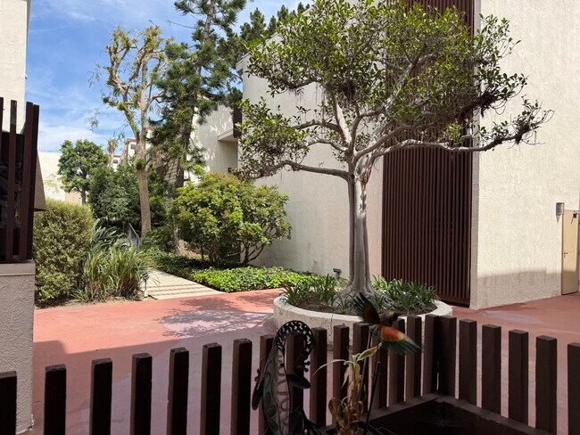 Building Photo - 5900 Canterbury Dr