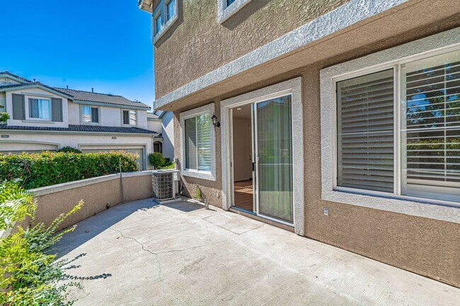 Building Photo - 4 Bedroom Oaklane Townhome in Santa Clarita!