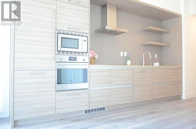 Photo du bâtiment - 2221 Yonge St