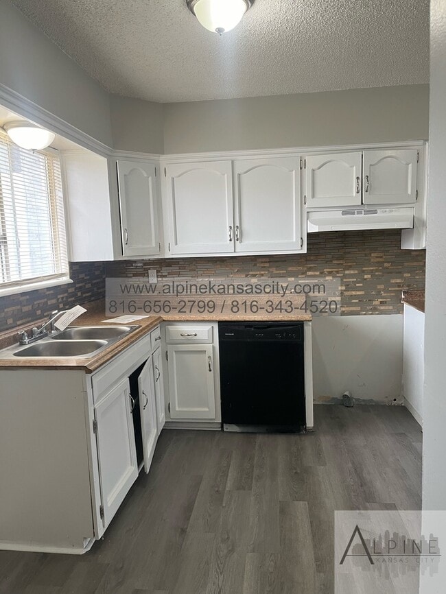 Building Photo - Updated Townhome on Food Lane