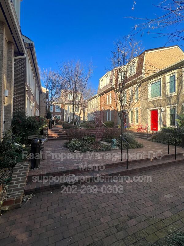 Building Photo - 4371 Embassy Park Dr NW