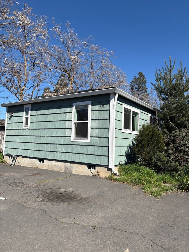 Foto del edificio - 3 Bedroom/ 2 Bath Medford Rental Available in Quiet Medford Neighborhood