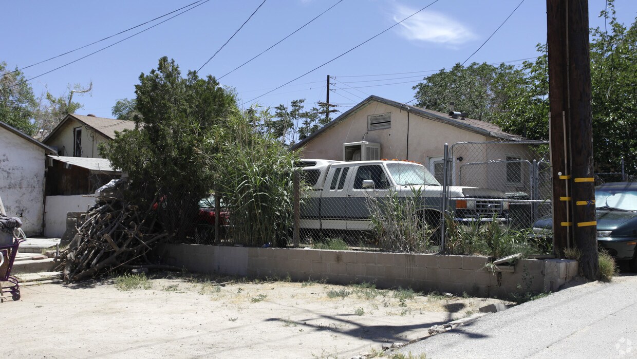 Building Photo - 15474-15476 Hesperia Rd