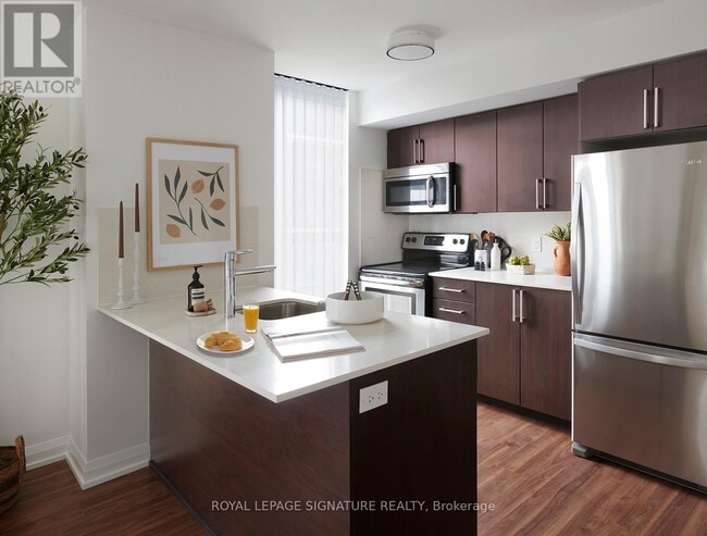 Building Photo - 305-305 Roehampton Ave