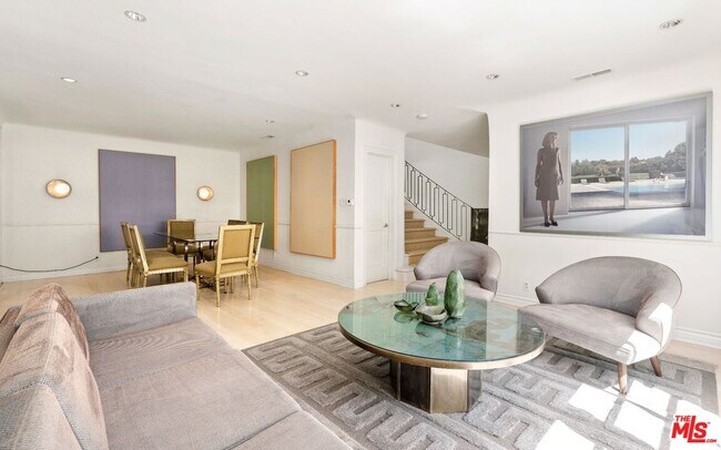 Foto del edificio - 1241 Stone Canyon Rd