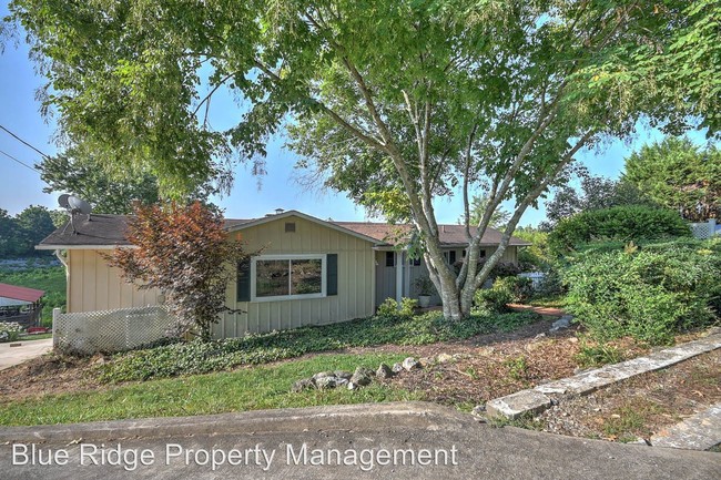 Building Photo - 4 br, 3 bath House - 396 Lakeview Street