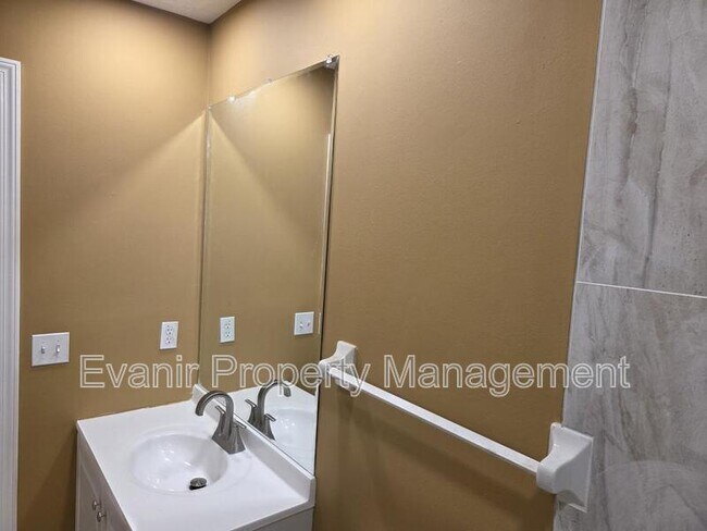 Foto del edificio - 3057 Idylwilde Blvd