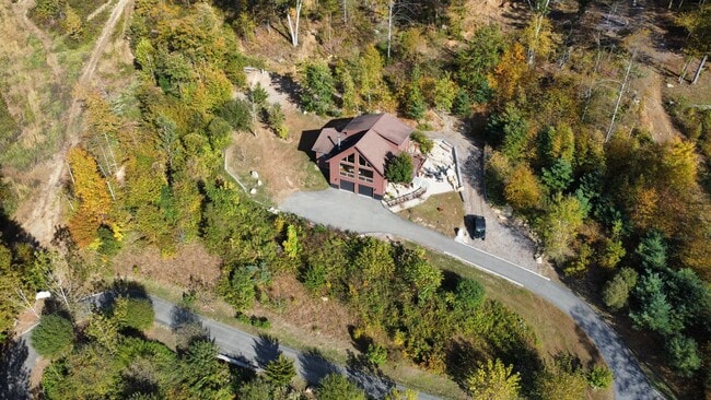 Foto del edificio - 570 Long Mountain Rd