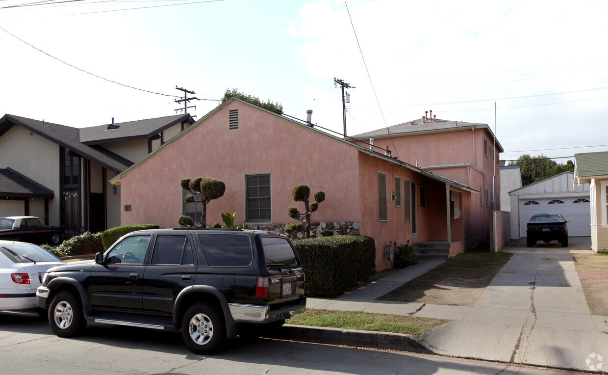 Building Photo - 733-735 Termino Ave