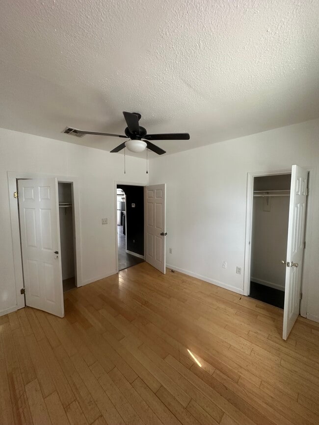 Building Photo - 1640 Poland Ave