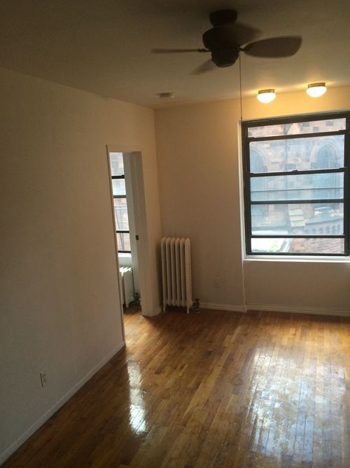 Building Photo - 216 E 17th St