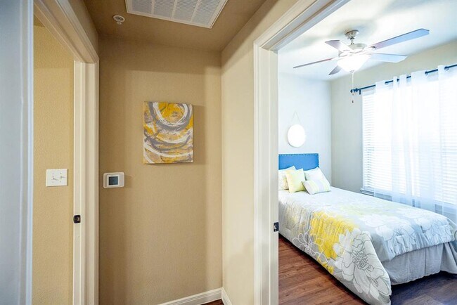 Foto del edificio - 701 Center Ridge Dr