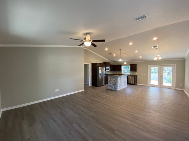 Building Photo - Custom Home - Desirable SE Ocala Neighborhood 3/2/2 **Won't Last**