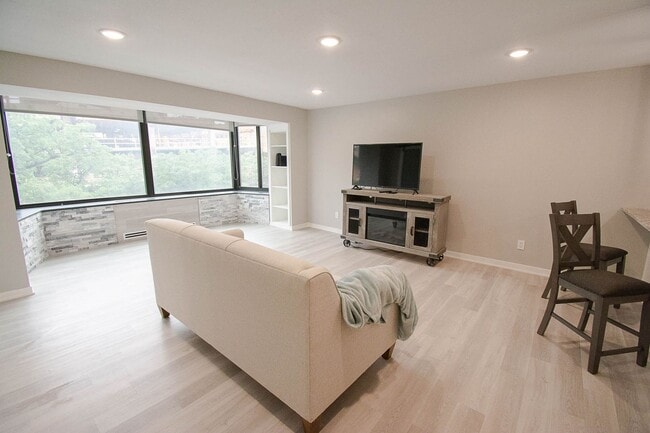 Building Photo - 207 5th Ave SW