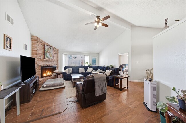 Building Photo - 411 Forest Hills Dr