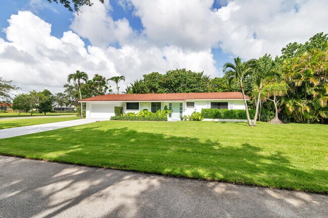 Foto del edificio - 7423 Clarke Rd
