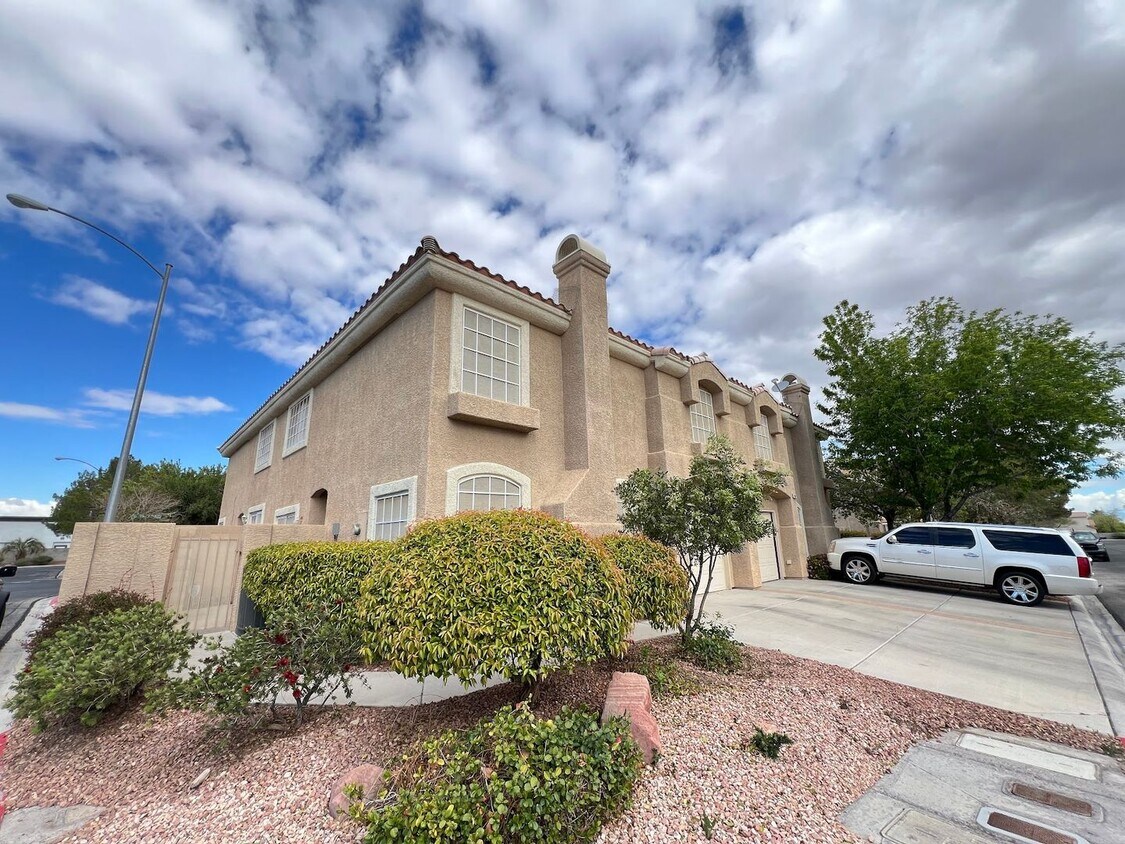 Primary Photo - **Beautiful 3 bedroom townhome in Silverad...