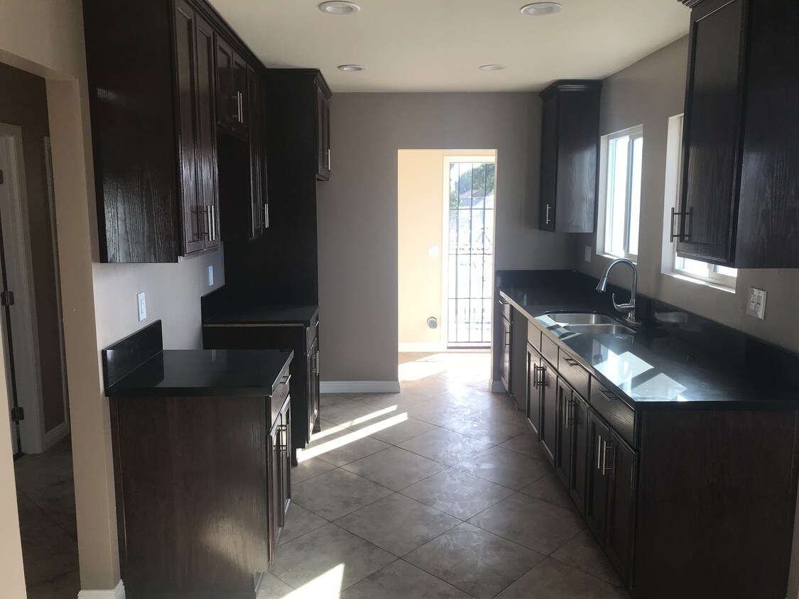 Plenty of cabinet space and breakfast nook - 2916 W 48th St