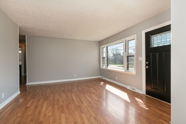 Building Photo - 4 Bedroom | 1 Bathroom | Fenced In Back Ya...
