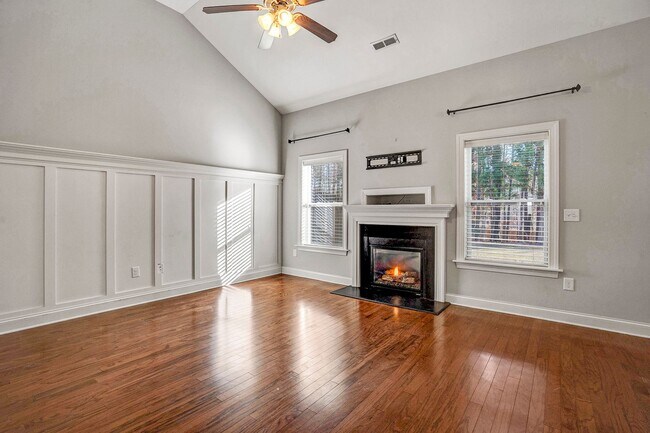 Foto del edificio - Don't miss this RARE opportunity! Spectacular 4 bed 3 bath RANCH style home Coming Soon!