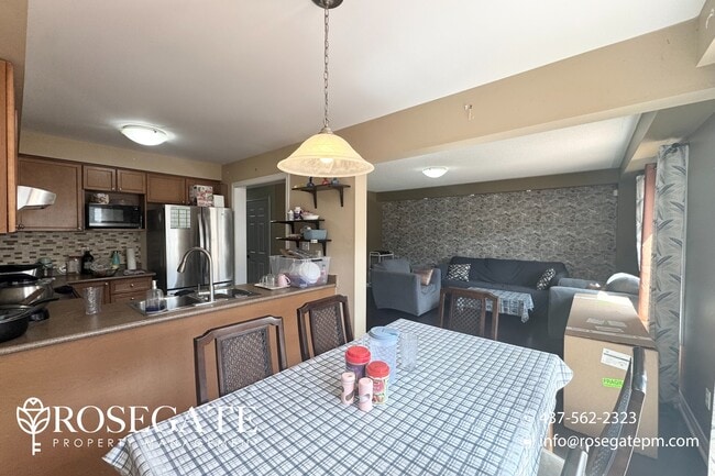 Photo du bâtiment - Newly Renovated 3-Bedroom, 2.5-Bath Home i...