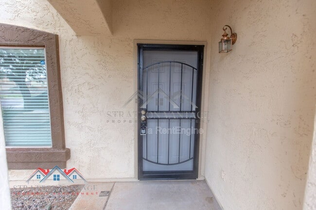 Building Photo - 110 Cholla St