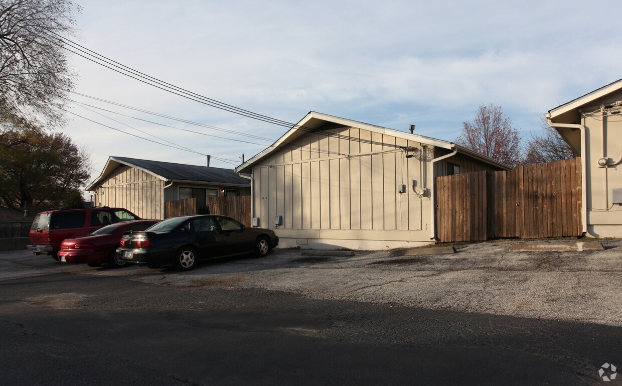 Building Photo - 2901-2911 W Seneca Ave
