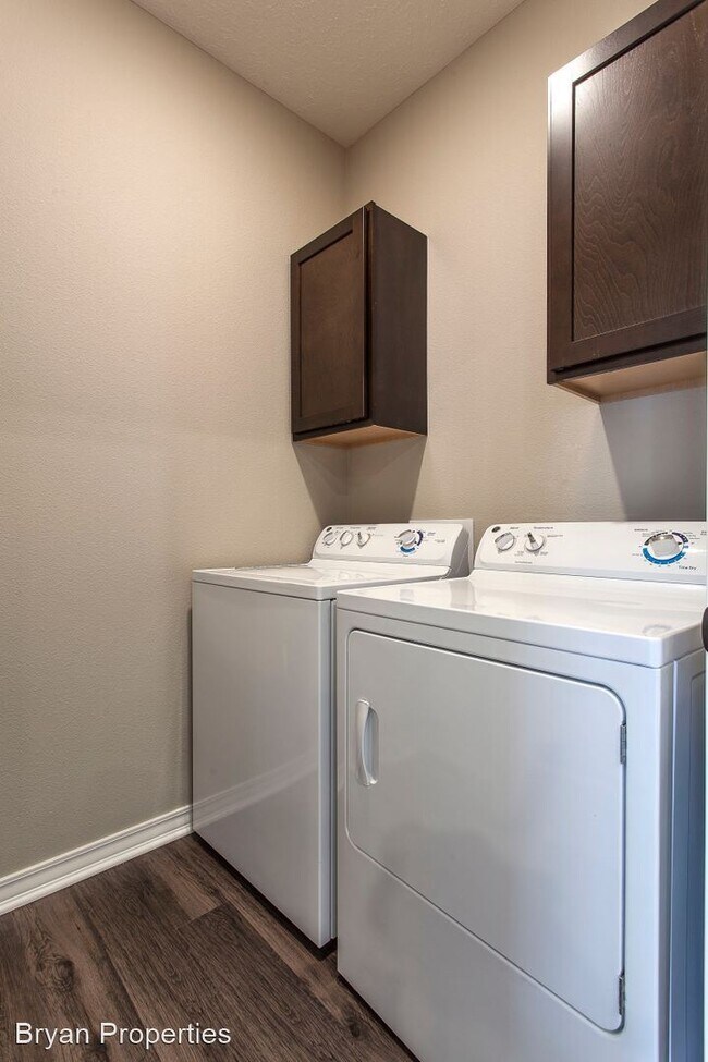 Building Photo - 3 br, 3 bath House - 1117 E. Latoka