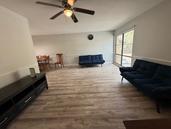 Building Photo - * MOVE IN SPECIAL * 1/2 OFF 2ND MONTH'S RENT!! Spacious 1,226 SF Unit - 2 bd / 2 ba near UF - Bra...