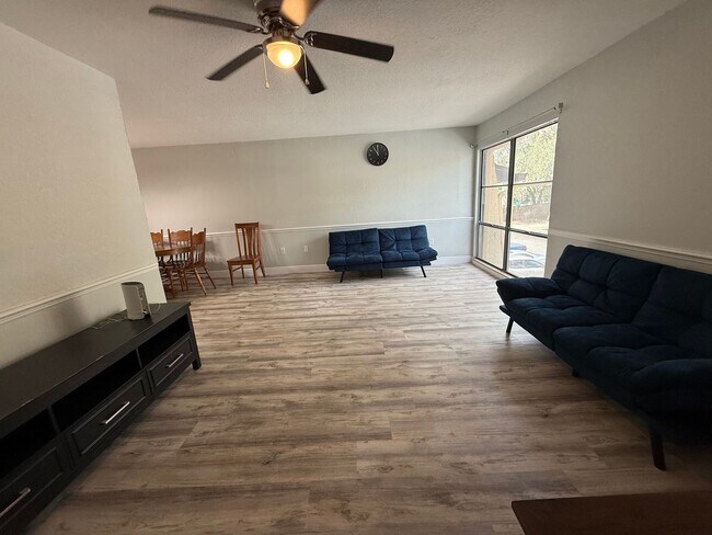 Foto del edificio - * MOVE IN SPECIAL * 1/2 OFF 2ND MONTH'S RENT!! Spacious 1,226 SF Unit - 2 bd / 2 ba near UF - Bra...