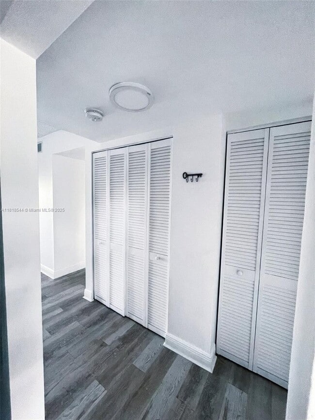 Building Photo - 8875 Fontainebleau Blvd